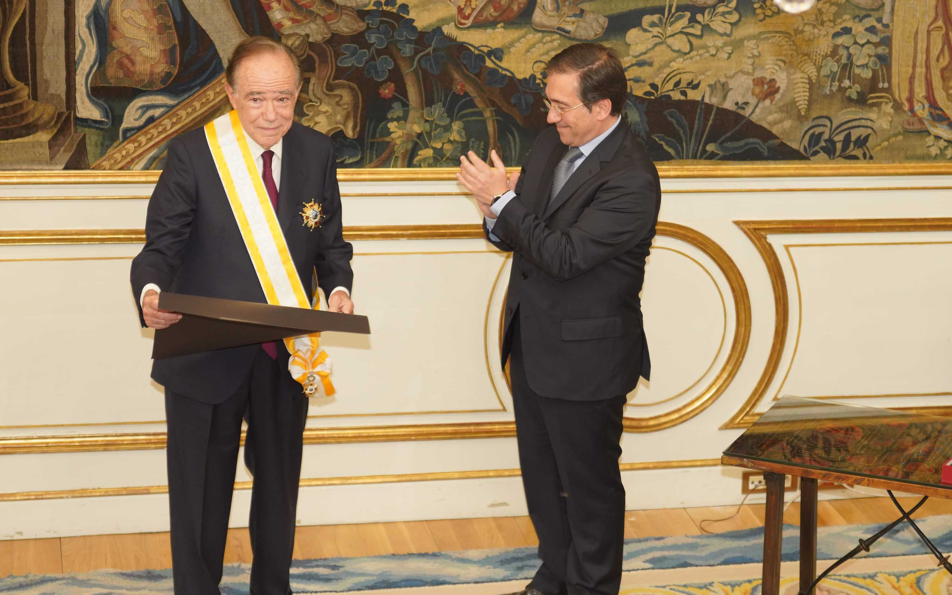 Gregorio Marañón recibe la Medalla de Isabel la Católica